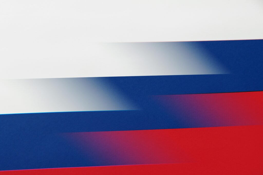 Biało-niebiesko-czerwony układ pasów przypominający flagę – grafika wektorowa przykłady.